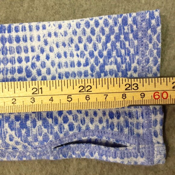 Kirkland Signature Woman's Athletic Top Size SMALL, Long Sleeve, Thumbholes, Zip - Picture 5 of 8